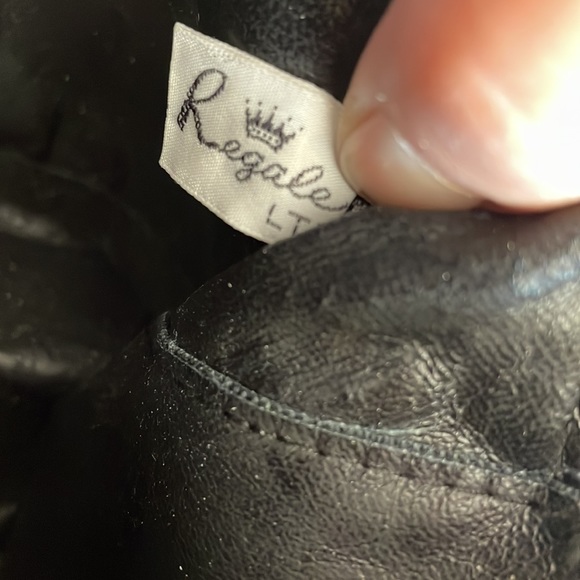 La Regale black beaded purse with strap and crown detail on the side - Picture 9 of 12